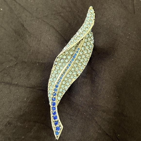Vintage Carolee Leaf Brooch: Blue Crystal Silvertone Pin - Picture 4 of 11